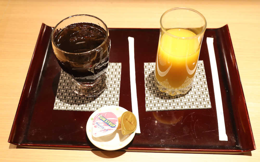 渡辺棋王　午後のデザート「アイスコーヒー、オレンジジュース」（撮影・成瀬　徹）　　