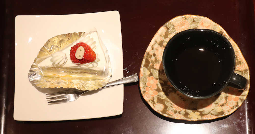 久保王将　午後のデザート「ショートケーキ、ホットコーヒー」（撮影・成瀬　徹）　　