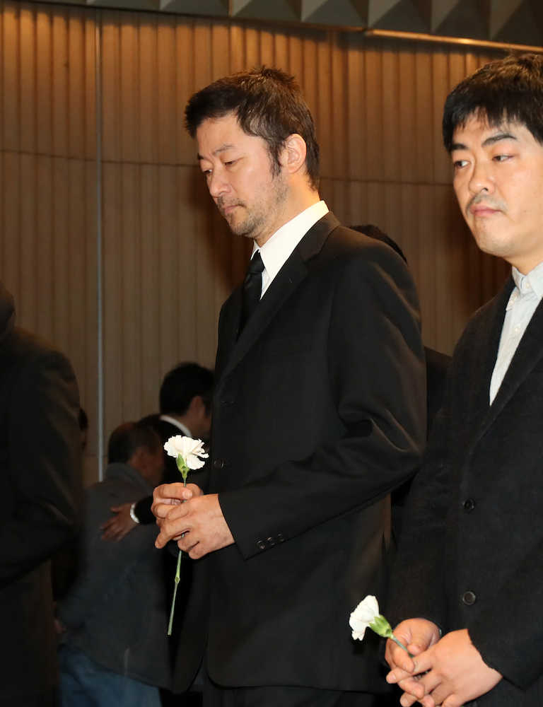 角替和枝さんお別れの会で、献花に臨む浅野忠信（左）