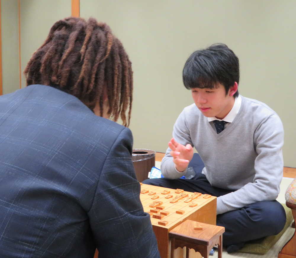 棋王戦組別予選の準々決勝、気合のドレッドヘアで挑んだ中村亮介六段（手前）を退け、準決勝進出を決めた藤井聡太七段