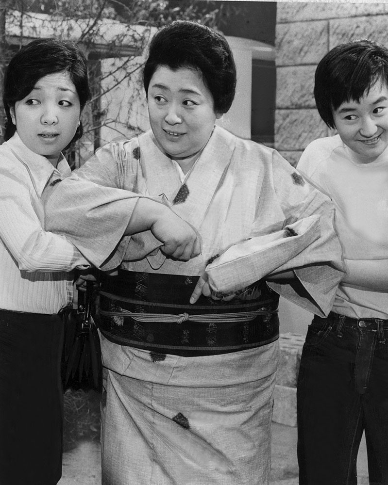 １９７１年５月２６日。ＴＢＳ「肝っ玉かあさん」に出演する（左から）沢田雅美、京塚昌子、佐良直美