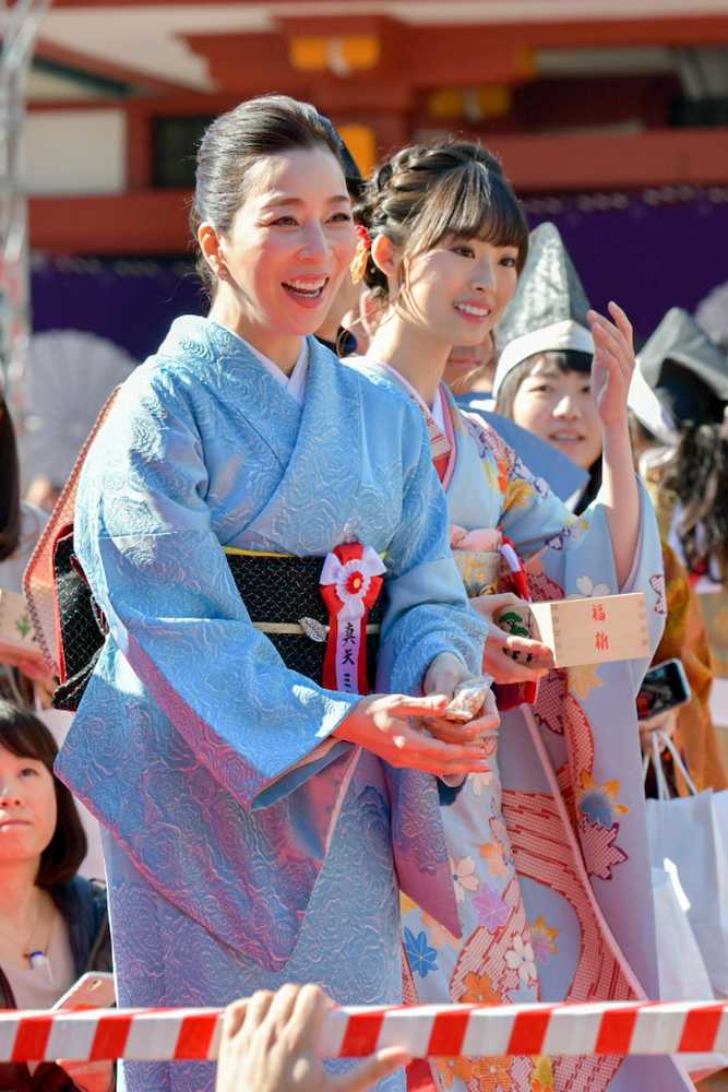 日枝神社の豆まきに着物姿で登場した真矢ミキ（左）と井本彩花