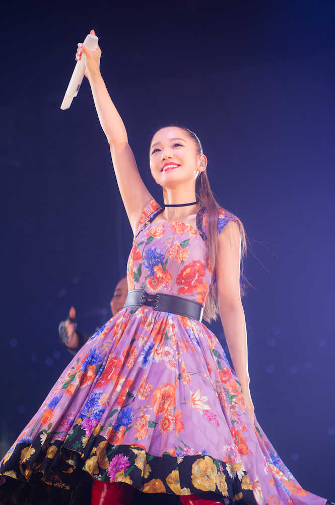 音楽活動休止前最後のコンサートを横浜アリーナで開催した西野カナは、ファンに笑顔で別れを告げる