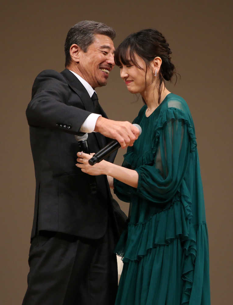 主演男優賞の舘ひろし、かつての娘役・新垣結衣とハグ　来年の司会は「ハズキルーペが必要」