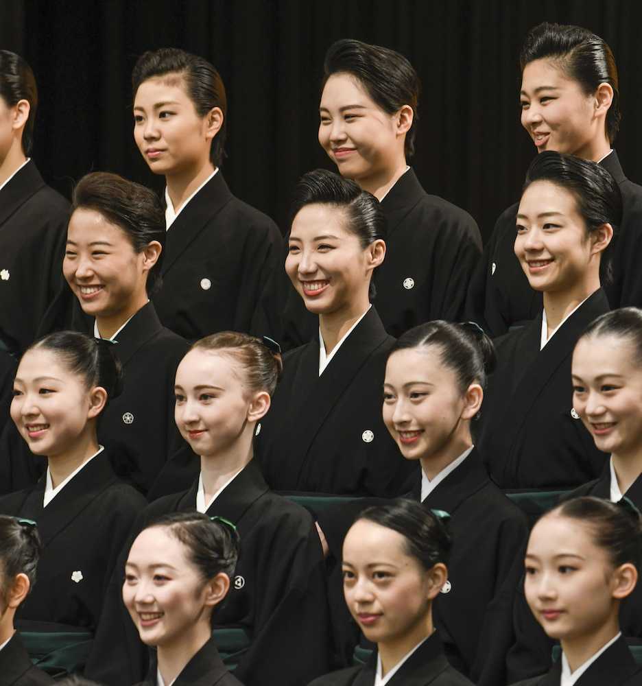 卒業式を前に、笑顔で記念写真に納まる宝塚音楽学校の第１０５期生
