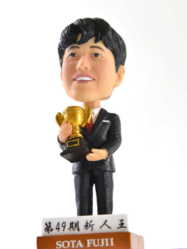 【画像・写真】将棋界初！藤井七段ボブルヘッド人形　９００個限定販売