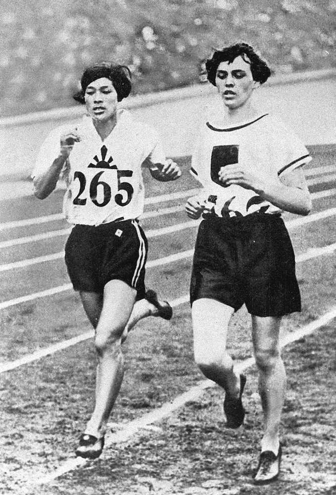 アムステルダム五輪で銀メダルを獲得した人見絹枝（左）。右は優勝したドイツのリナ・ラトケ夫人（右）