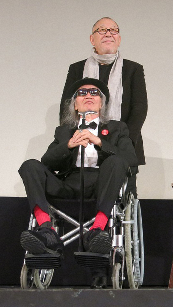 18年の京都国際映画祭で、「転がる魂・内田裕也　ザ・ノンフィクション」の舞台あいさつをする内田裕也さん（手前）と崔洋一監督