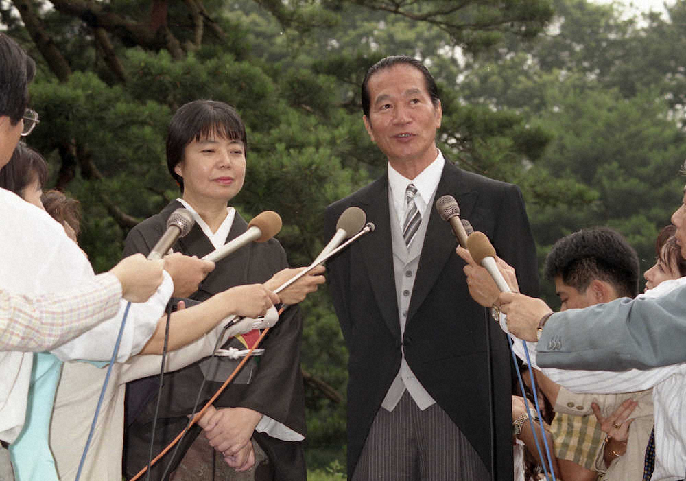 95年、本木雅弘と娘の内田也哉子の結婚式で、会見する内田裕也さんと樹木希林さん