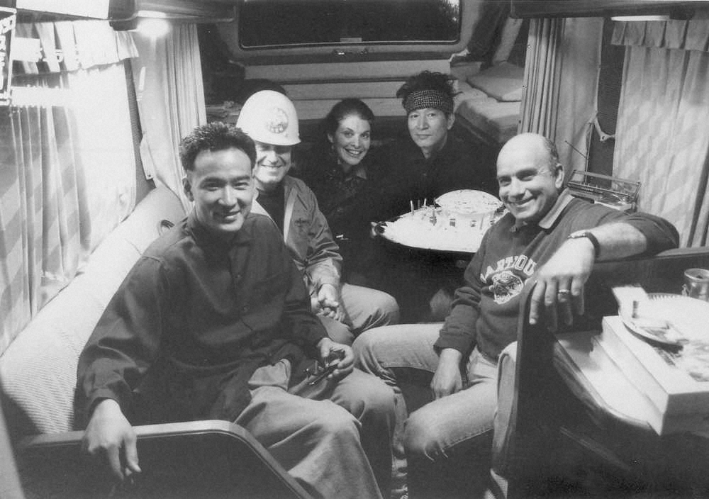 88年、米映画「ブラック・レイン」のロケバスの中で、（左から）松田優作さん、リドリー・スコット監督らと