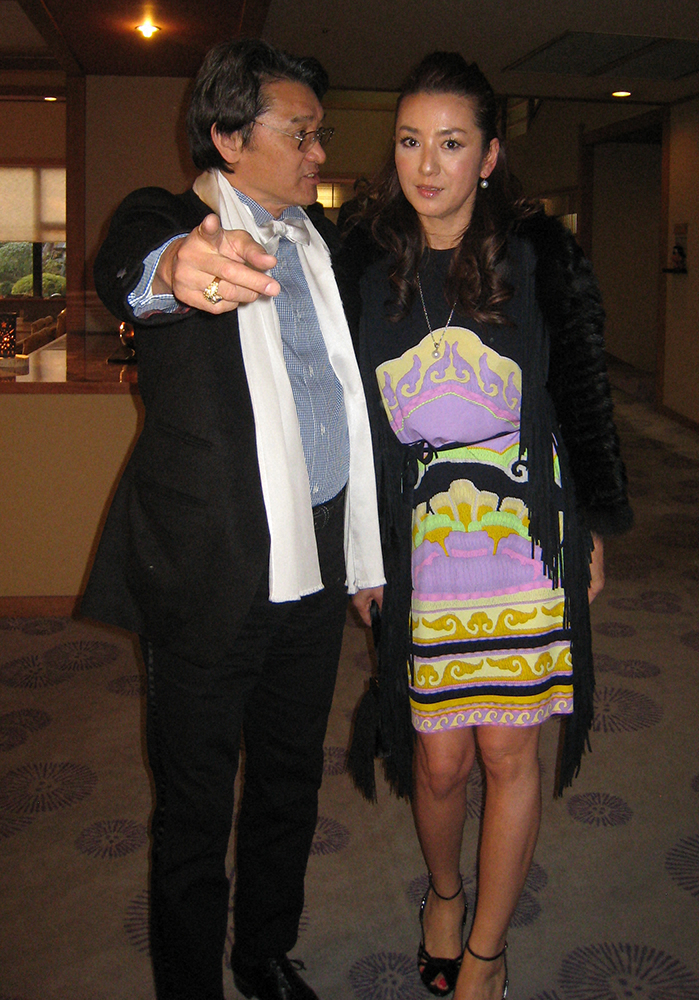 2011年2月、「山梨文学シネマアワード2011」の授賞式に揃って出席し、「LLADRO　AWARDS」を受賞後に結婚報告した萩原健一さん（左）と理加夫人
