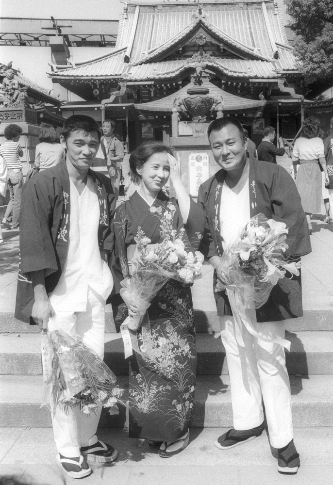 76年9月、「前略おふくろ様Ⅱ」で萩原さん（左）、八千草薫と写真に納まる梅宮辰夫
