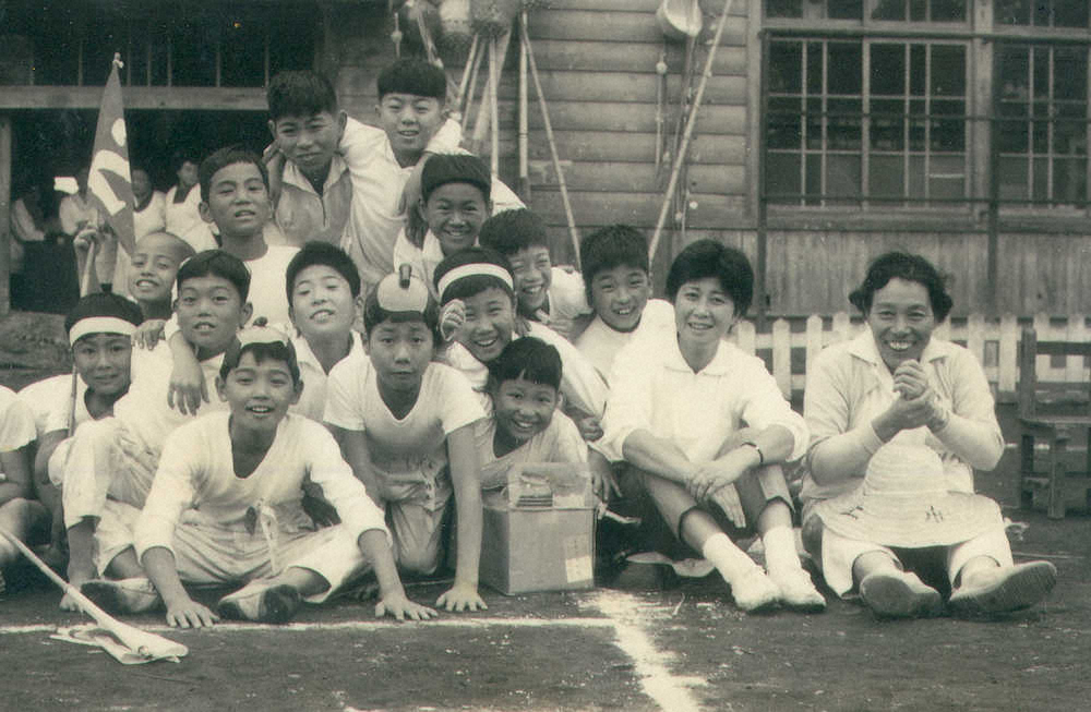 少年時代の萩原さん（前列左端）