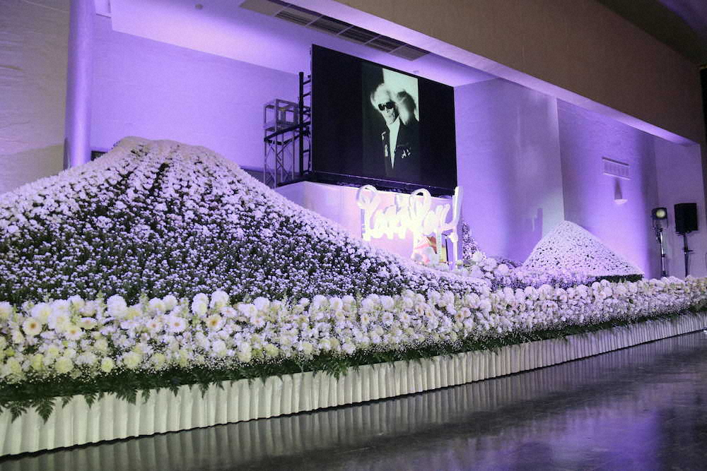 内田裕也さんお別れの会「内田裕也　Rock'n　Roll葬」で「ニュー・イヤーズ・ワールド・ロック・フェスティバル」のポスターを再現した草花で再現した祭壇は白一色のものに