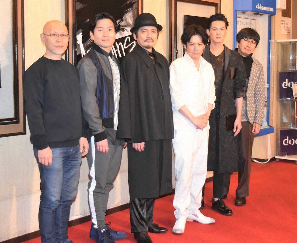 舞台「hymns」の上演前に取材に応じた（左から）演出の鈴木勝秀氏、山岸門人、陰山泰、佐藤アツヒロ、新納慎也、中山祐一朗