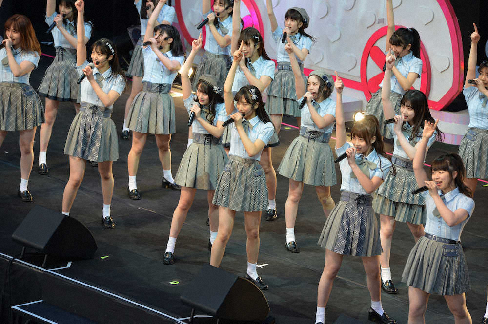 5周年記念コンサートを迎えたAKB48チーム8。坂口渚沙（中央左）小栗有以（同右）ら
