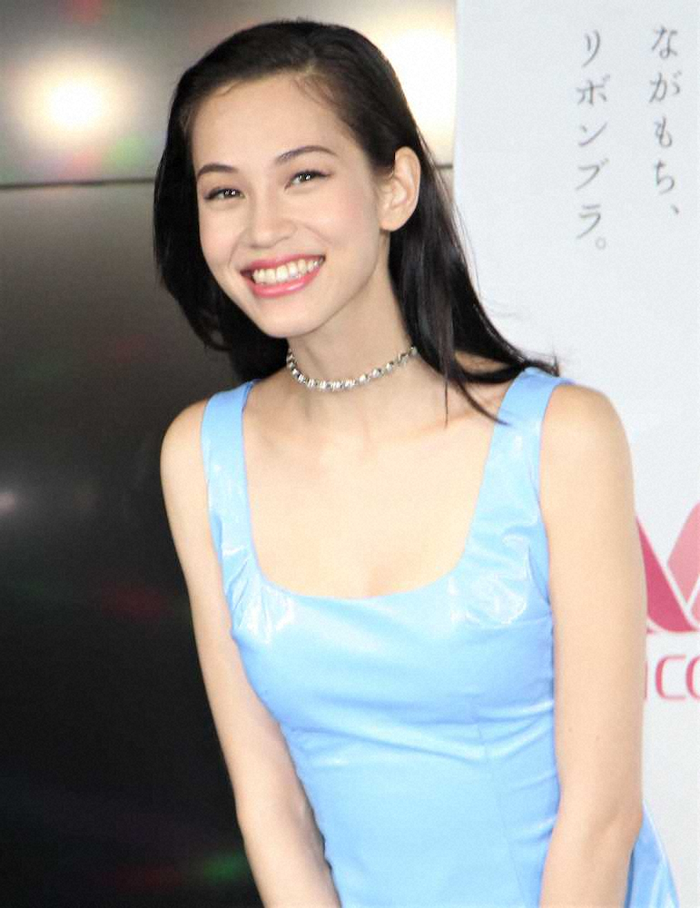 水原希子　“谷間”でテンションアップ「メイクルームで踊ったりしています」