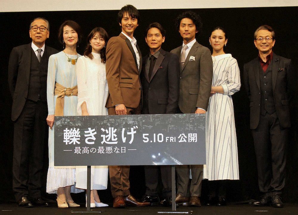 映画「轢き逃げ」の完成披露試写会に出席した（左から）岸部一徳、檀ふみ、小林涼子、中山麻聖、石田法嗣、毎熊克哉、手島葵、水谷豊監督