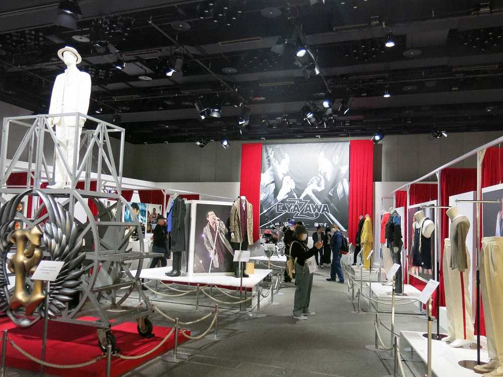 展示会「俺　矢沢永吉」の秘蔵写真、ステージ衣装などに見入るファン