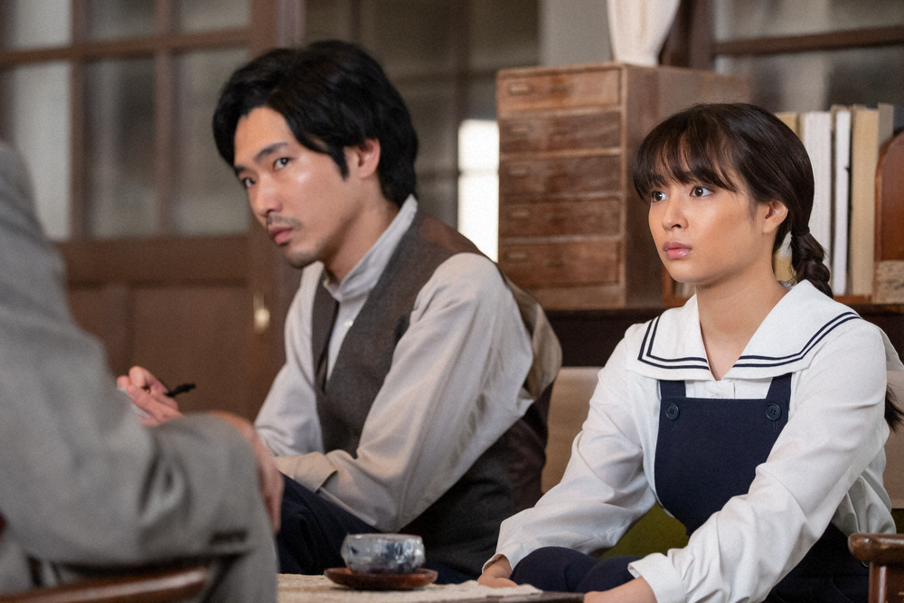 連続テレビ小説「なつぞら」第17話。なつ（広瀬すず）と倉田（柄本佑）は剛男から酪農家が抱える問題などを聞く（C）NHK