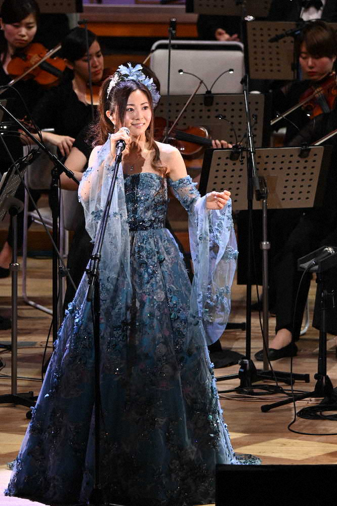 倉木麻衣　20周年ツアー初日　オケ生演奏で「心を込めて」熱唱