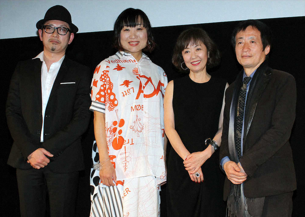 沖縄国際映画祭で日本初披露された映画「エリカ38」の（左から）日比遊一監督、山崎静代、浅田美代子、奥山和和プロデューサー