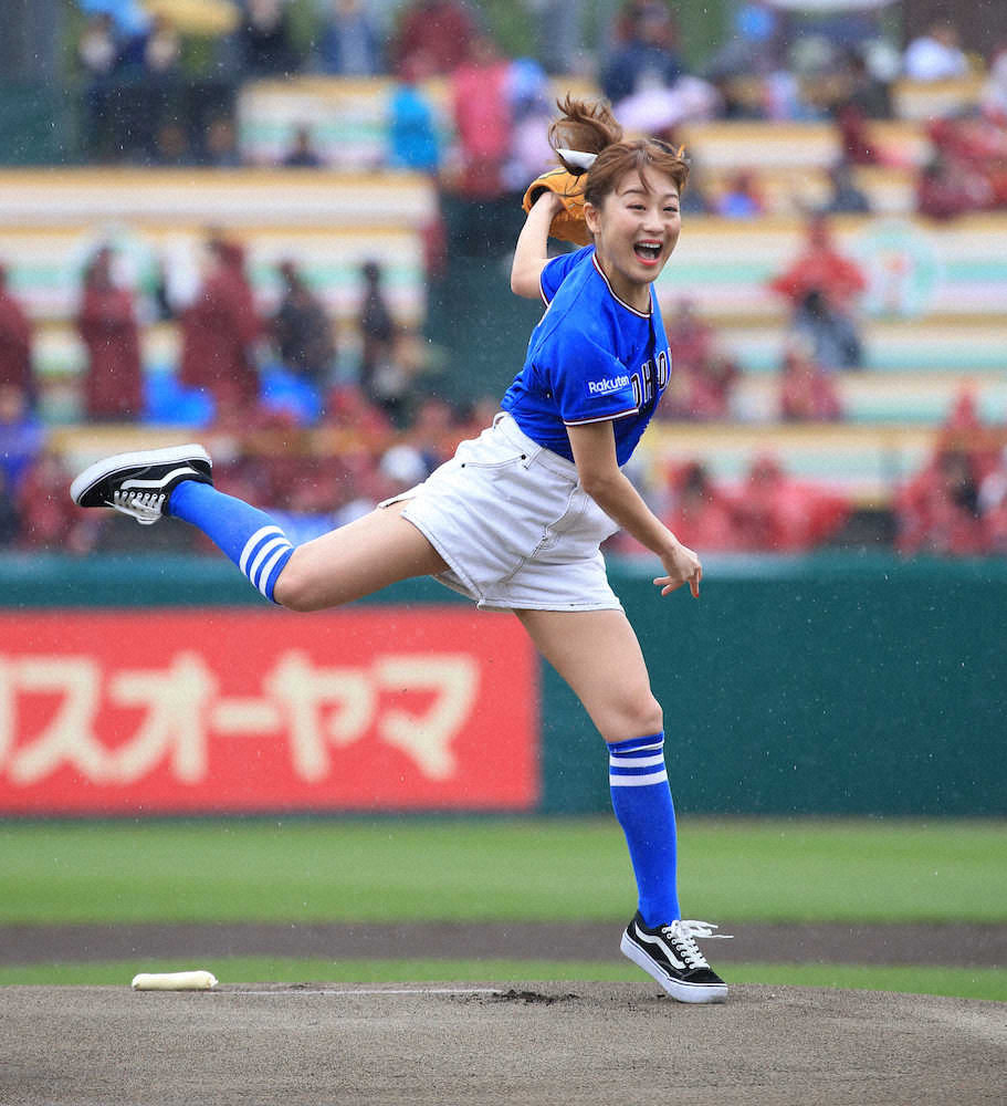 鈴木奈々　初の始球式に緊張…“ボーク”も出て試合開始4分遅れ