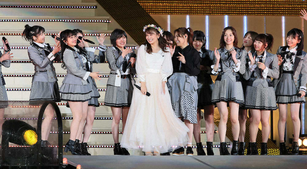 小嶋真子、涙のAKB卒業コンサート　西野未姫サプライズ登場で「三銃士」そろい踏み