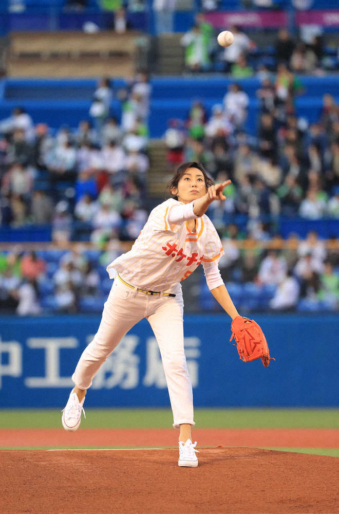 木村多江が始球式に登場「投手の方々がどんなプレッシャーで投げているのか少し分かりました」