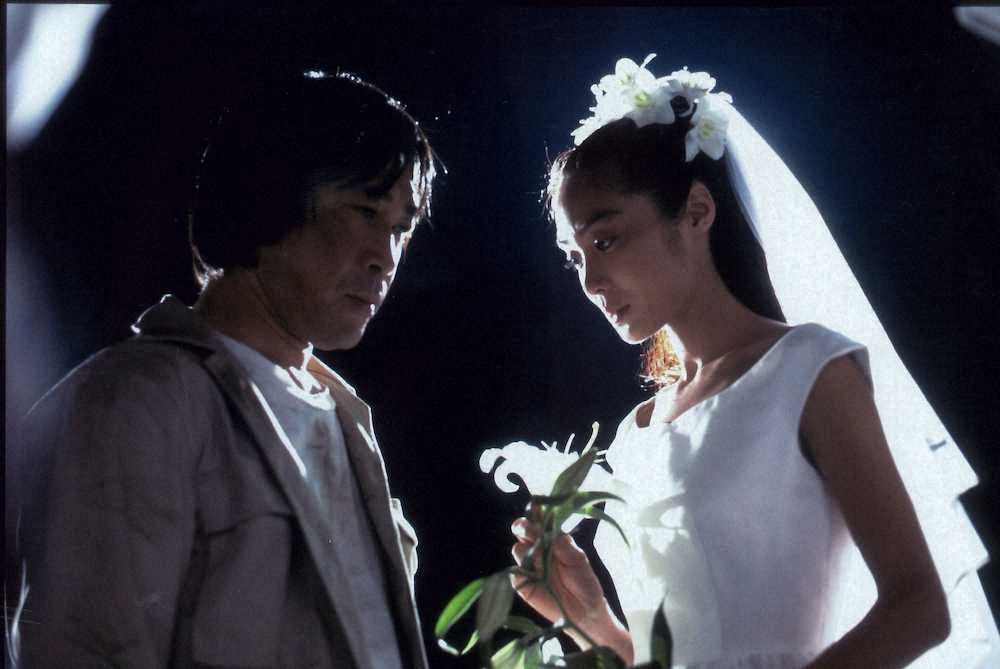 1991年にフジテレビの“月9”枠で大ヒットしたドラマ「101回目のプロポーズ」のワンシーン。（左から）俳優の武田鉄矢、女優の浅野温子（フジテレビ提供）