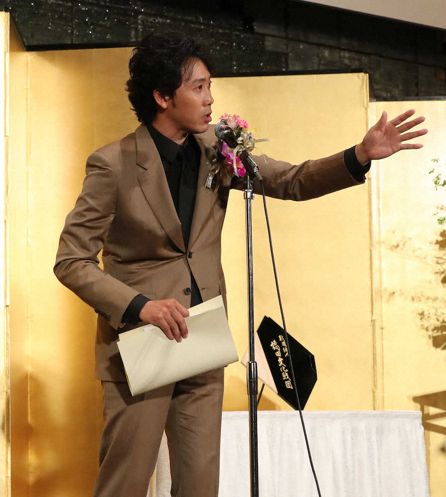 橋田賞授賞式で、受賞スピーチで笑いを誘う大泉洋（撮影・小海途　良幹）