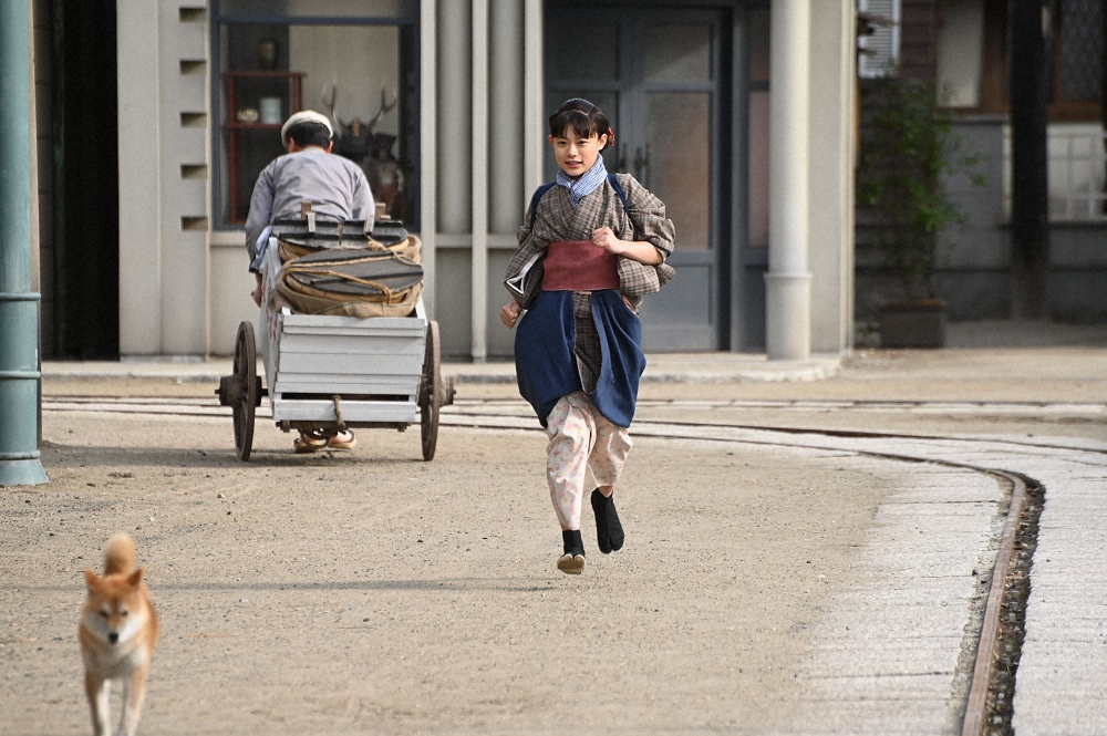 大河ドラマ「いだてん～東京オリムピック噺（ばなし）～」で足袋を履いて走るシマ（杉咲花）（C）NHK