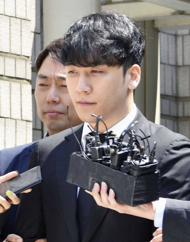 ソウル中央地裁を出る「BIGBANG」の元メンバー、イ・スンヒョン