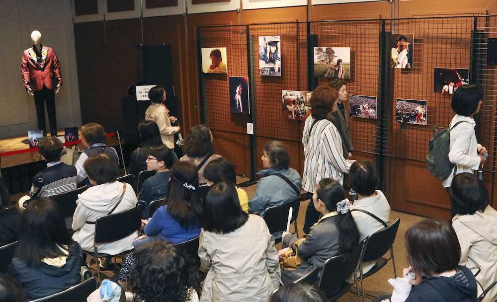 昨年5月に亡くなった歌手西城秀樹さんの舞台衣装や生前の写真が展示された会場＝14日午前、東京・銀座