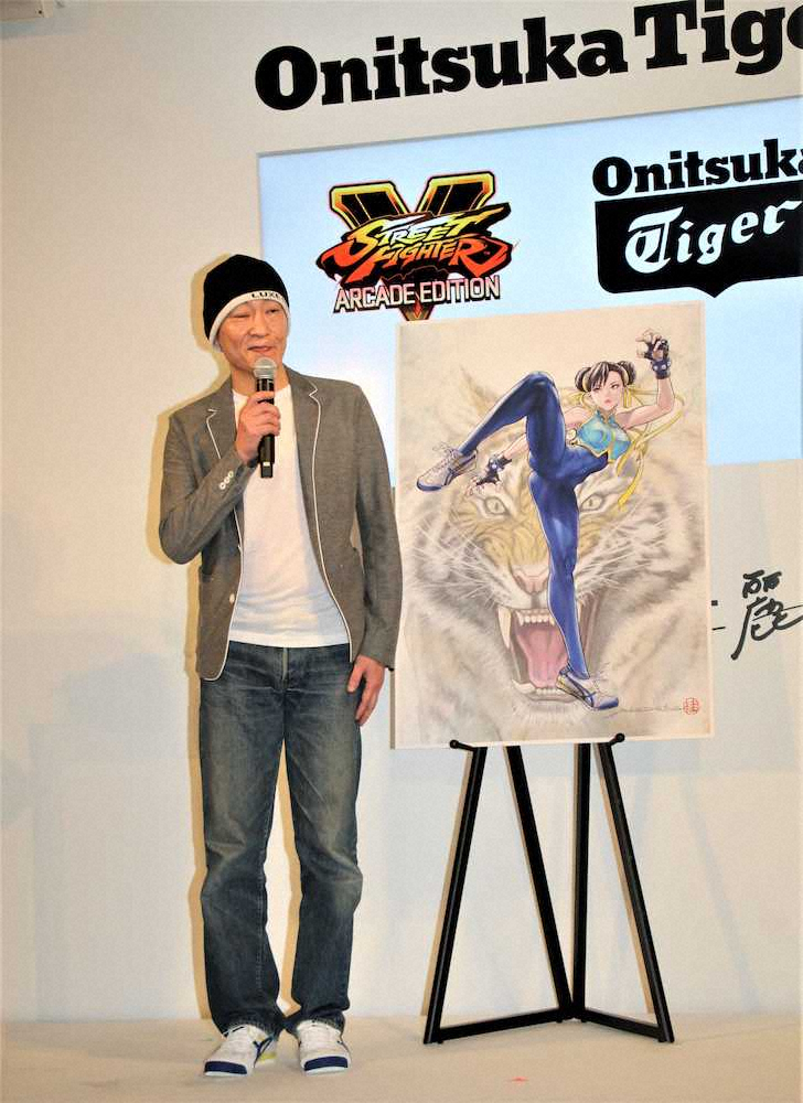 「Onitsuka　Tiger×ストリートファイターコラボレーション記者発表会」でコラボ記念のキービジュアルについて解説する桂正和氏