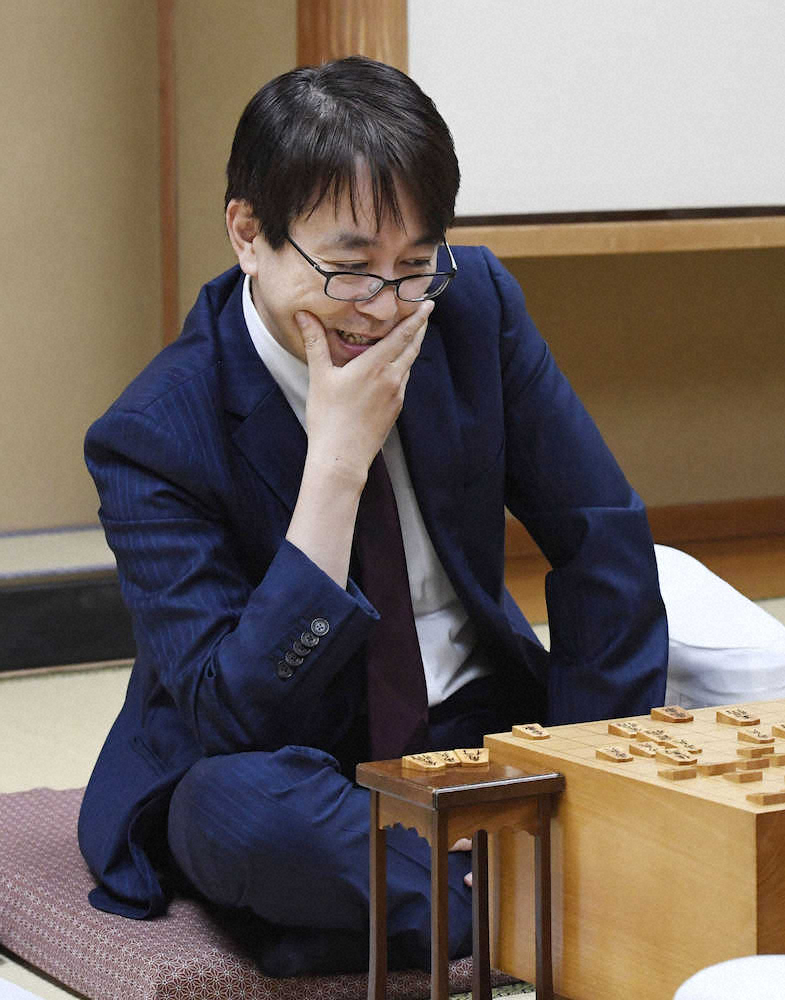 将棋の第60期王位戦リーグで、歴代最多に並ぶ公式戦通算1433勝を挙げた羽生善治九段