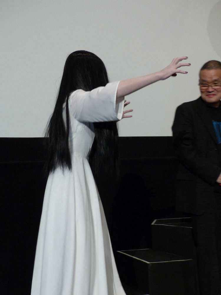 映画「貞子」の公開御礼舞台挨拶に飛び入りした貞子