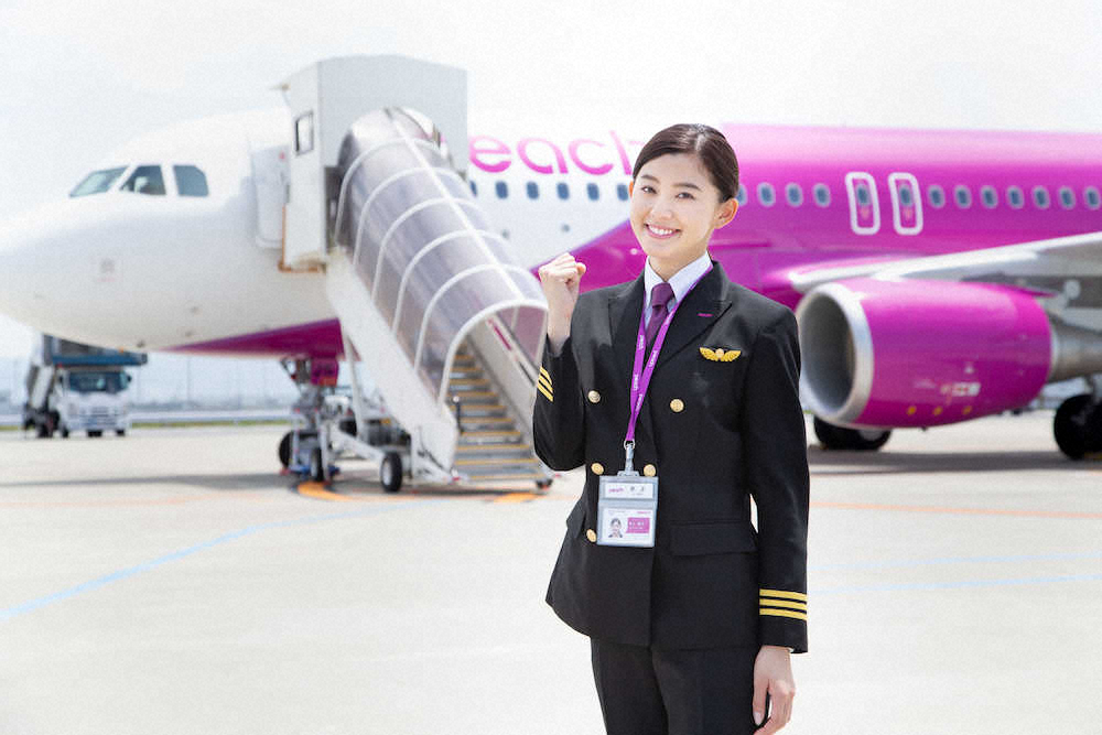 「ランウェイ24」で初のドラマ主演を務める朝比奈彩はパイロットの制服姿で旅客機を背にガッツポーズ　