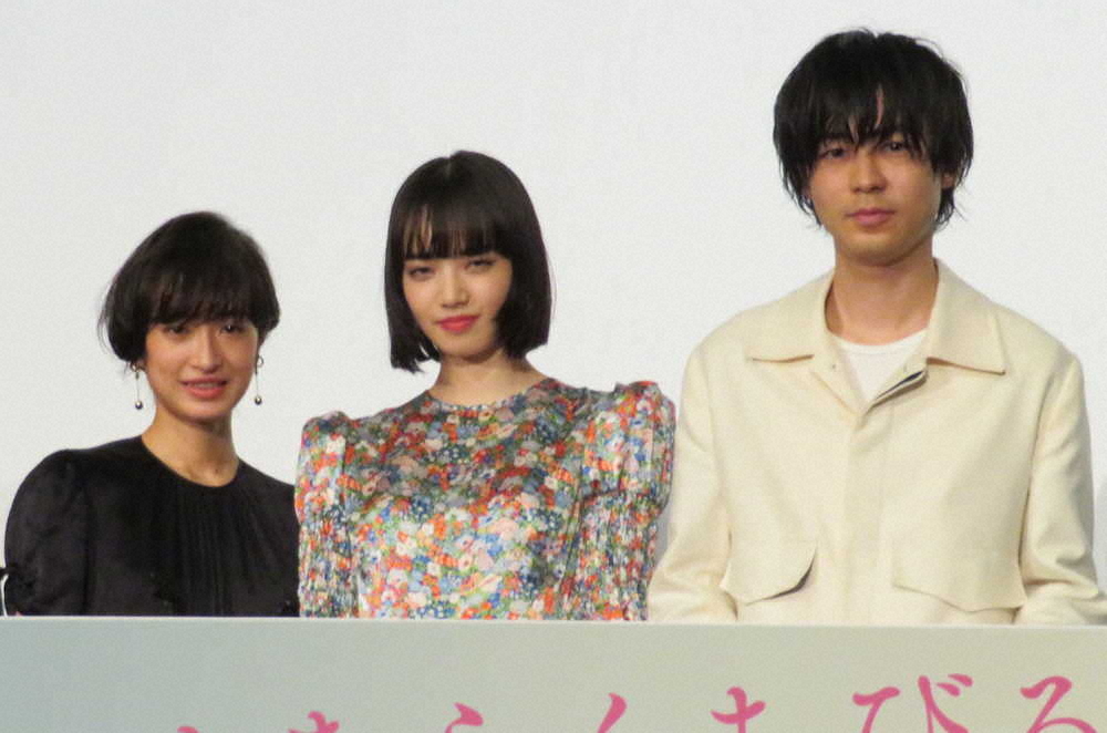 映画「さよならくちびる」の初日舞台あいさつに登場した（左から）門脇麦、小松菜奈、成田凌