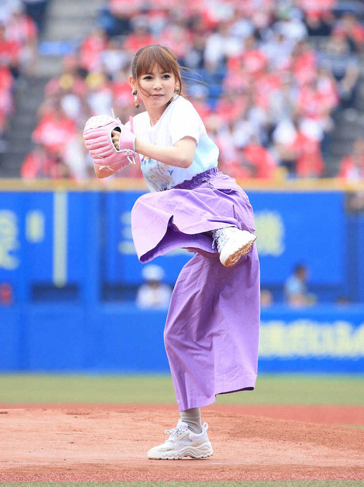 ＜ロ・西＞始球式する中川翔子　（撮影・白鳥　佳樹）