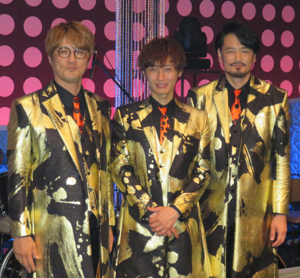 コンサートを中止し無料ライブを行った純烈の（左から）酒井一圭、後上翔太、小田井涼平　　　　　　　　　　　　　　　　　　　　　　　　　　　　　　　