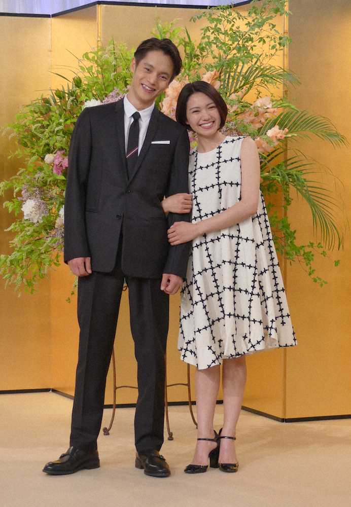 2020年前期のNHK連続テレビ小説「エール」で主演の窪田正孝（左）と夫婦役でヒロインを務める二階堂ふみ