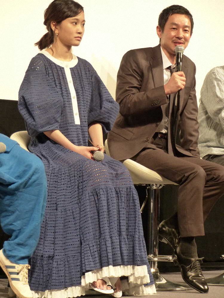 普段は松葉づえ…前田敦子が試写会に出席　歩いて登壇も右膝完治まだ