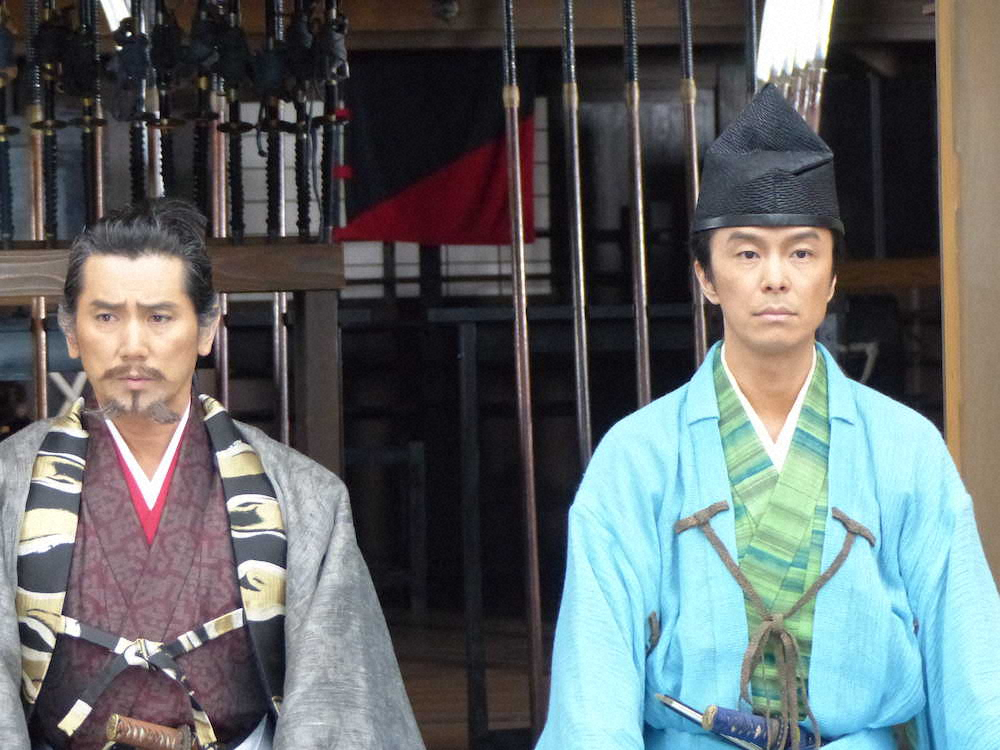 NHK大河「麒麟がくる」の衣装を披露した長谷川博己（左）、本木雅弘