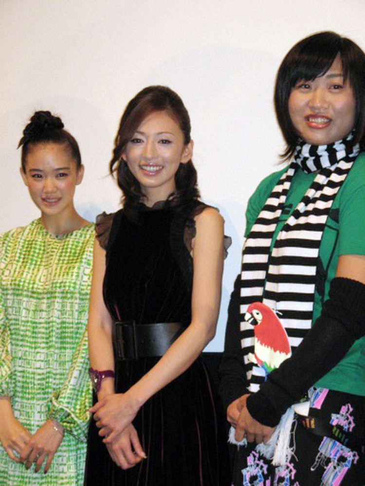 2006年9月、映画「フラガール」の舞台あいさつに臨む（左から）蒼井優、松雪泰子、しずちゃん
