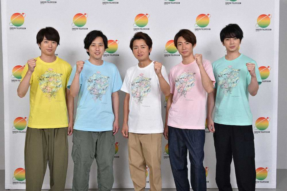 24時間テレビのチャリTシャツをお披露目した嵐の（左から）櫻井翔、二宮和也、大野智、相葉雅紀、松本潤