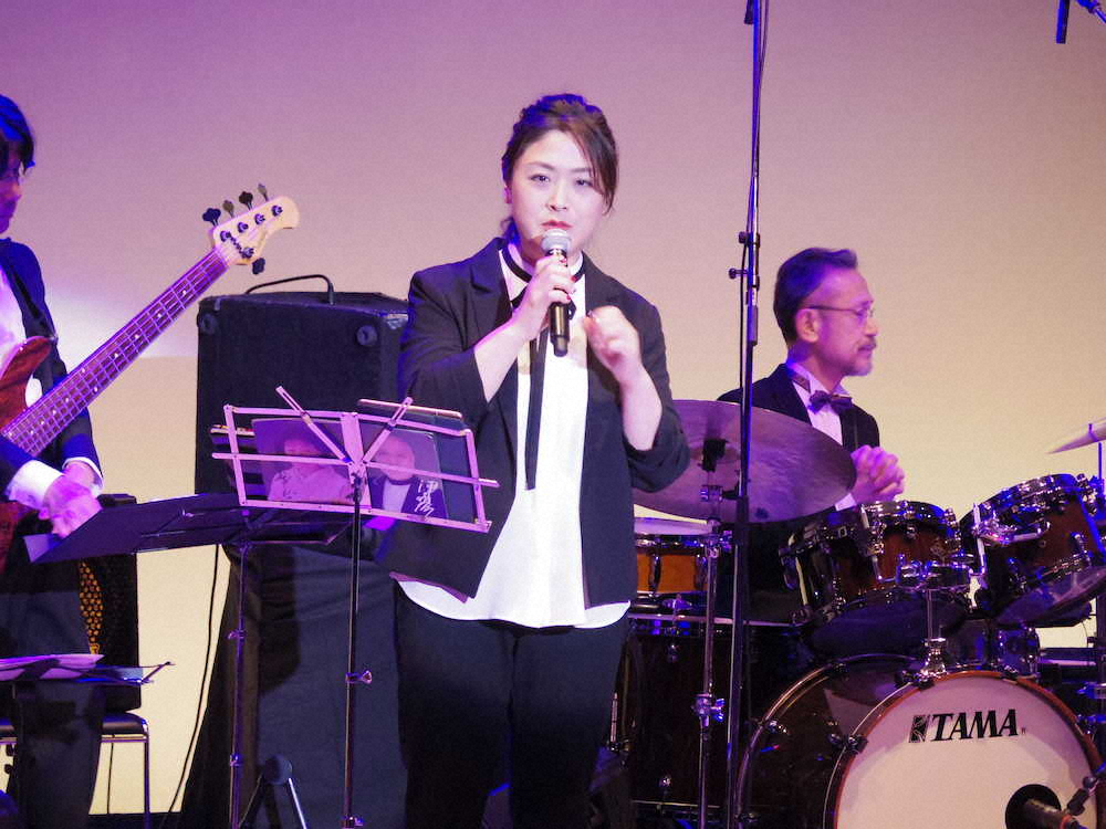 津川さん雪路さん夫妻の長女・真由子が初コンサート　涙ながらに「そこらへんで2人が見ている」