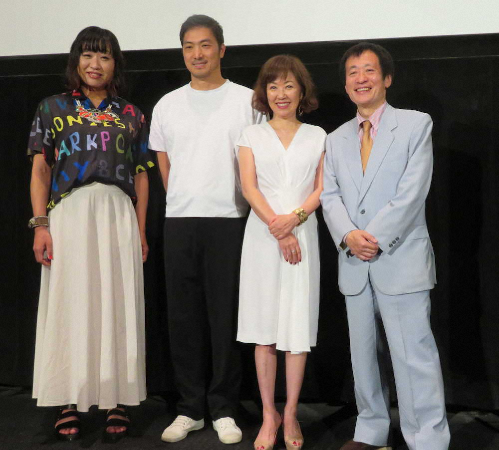映画「エリカ38」の舞台あいさつに登壇した（左から）山崎静代、平岳大、浅田美代子、製作総指揮の奥山和由氏