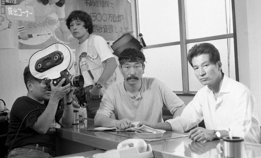 1982年、クランクインした映画「十階のモスキート」の撮影現場風景。中央が崔監督、右が内田裕也さん