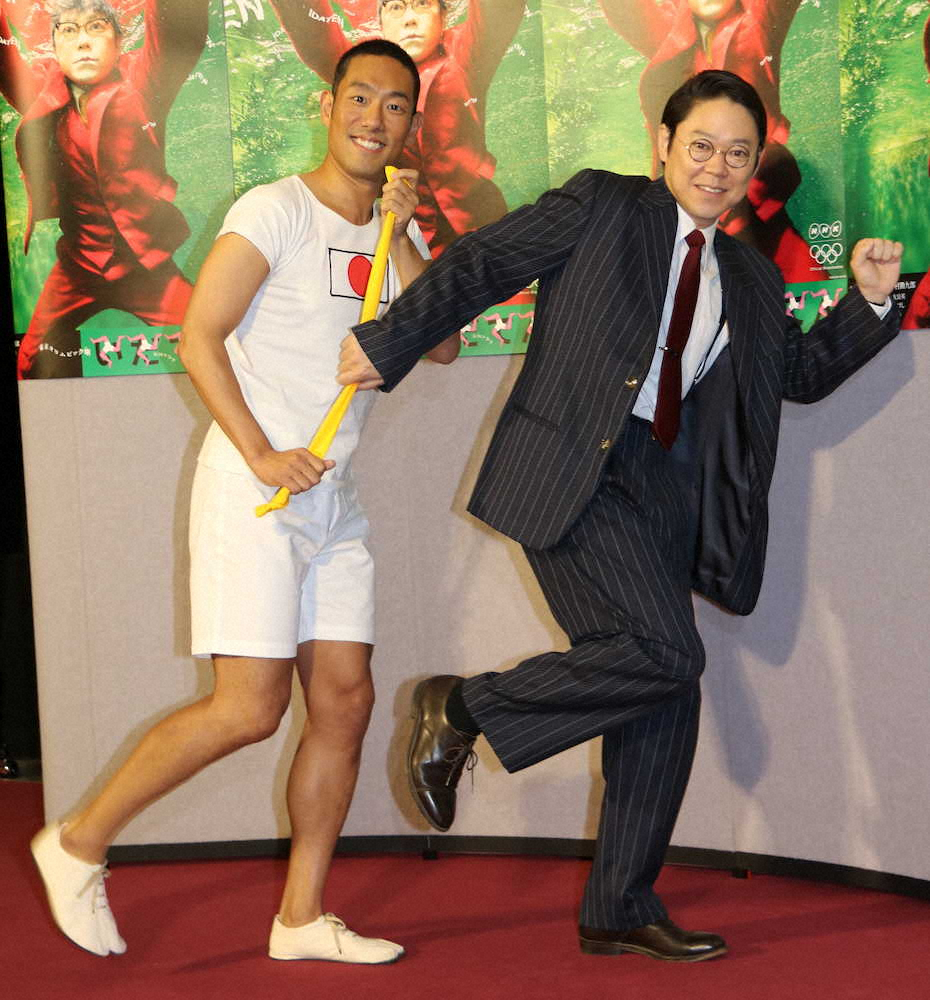 大河ドラマ「いだてん」主演たすきリレー会見で中村勘九郎（左）からたすきを渡される阿部サダヲ